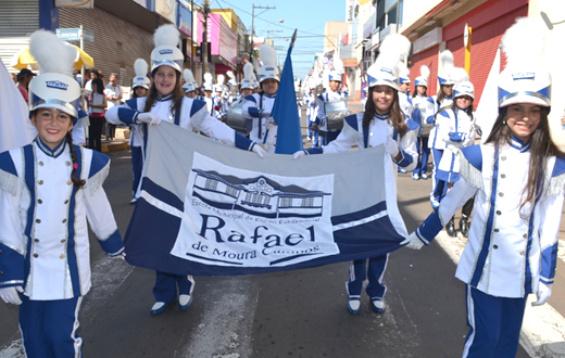 Desfile cívico de aniversário ocorreu na Amando de Barros