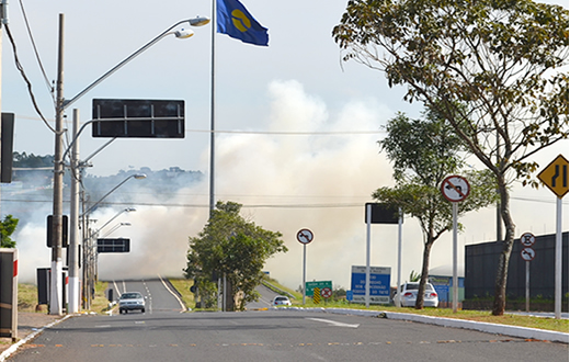 Corpo de Bombeiros combate incêndio em terreno