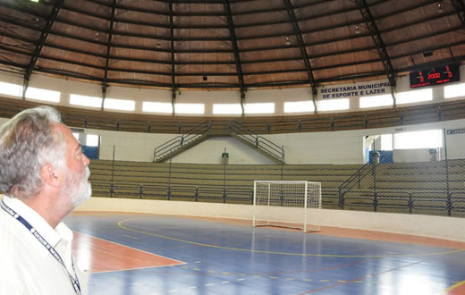 Ginásio ganha placar eletrônico e iluminação nova