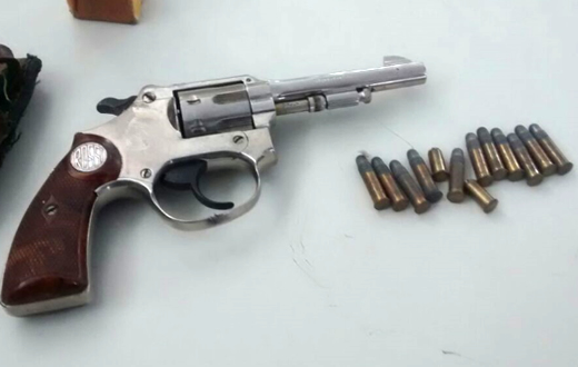 Homem flagrado com arma paga fiança para não ser preso
