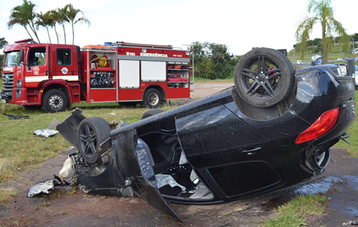 Carro fechado por moto capota próximo a Caio