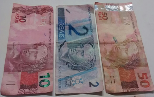 Adolescentes são flagrados com notas suspeitas