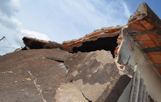 Laje de casa desaba sobre morador no Monte Mor