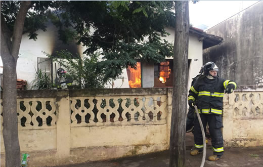 Rapaz desorientado ateia fogo em casa da família
