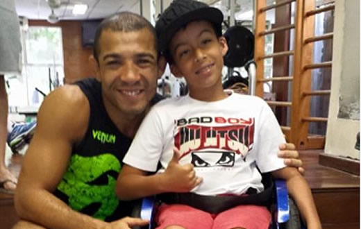 Menino realiza sonho de conhecer José Aldo do UFC