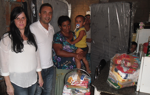 Defesa Civil atende família que teve casa incendiada