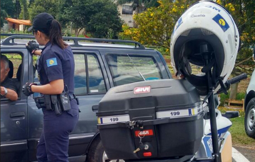Carro invade área da cozinha piloto da Prefeitura