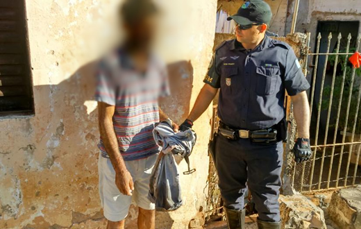 Cão da raça Labrador é encontrado morto e queimado