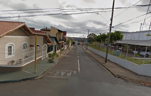 Cidadão bate em três carros e para em poste