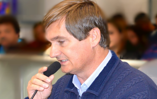 Trigo sugere assistentes sociais e psicólogos na educação