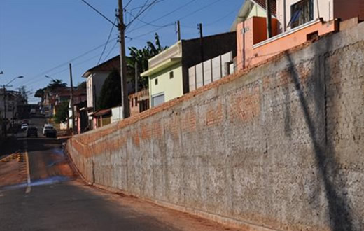 Secretaria de Obras constrói muro de arrimo na Vila Maria