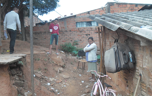 Família carente pede atendimento da Defesa Civil‏