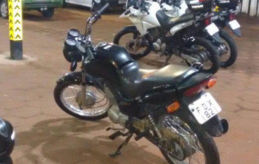 Rocam flagra dois rapazes em moto furtada