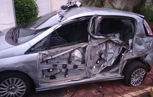 Ônibus perde o controle e bate em carro estacionado