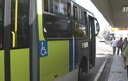 Dupla armada com facas assalta ônibus no Lavapés