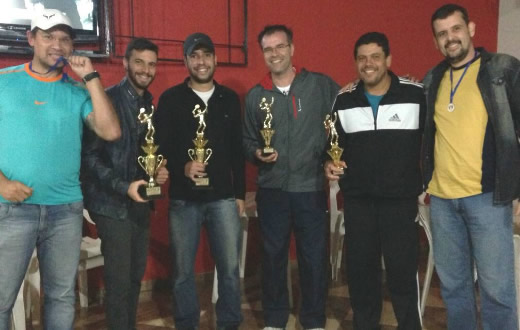 Ferroviária premia os campeões de torneio de tênis
