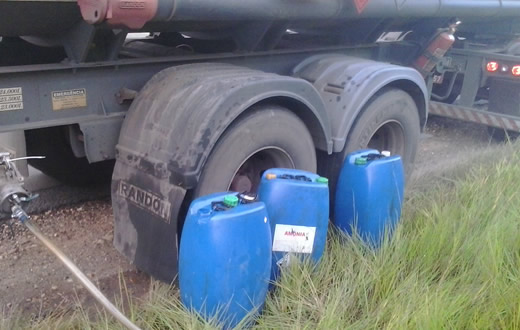 PM flagra furto de óleo diesel em rodovia