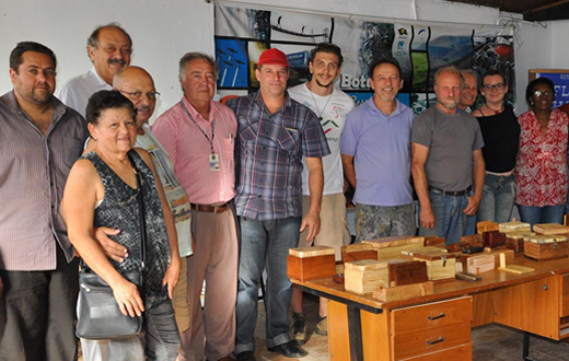 Artesãos têm curso da arte do encaixe na madeira