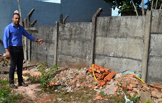 Calçadas interditadas impedem a acessibilidade