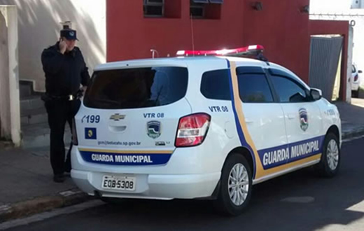 Trio arromba loja no centro e leva um televisor