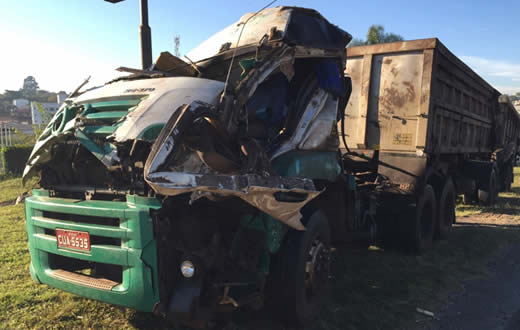 Carreta capota e deixa motorista com ferimentos graves | jornal acontece botucatu