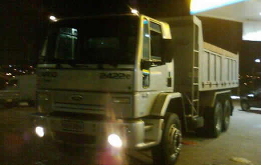 Polícia procura caminhão furtado em posto de gasolina