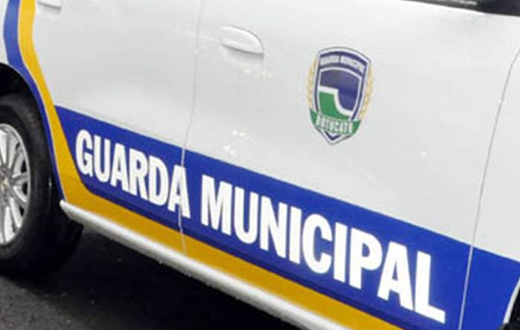 Filho agride mãe na cabeça com cabo de vassoura