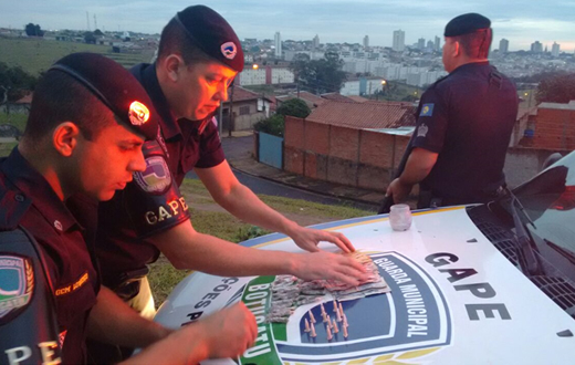 Gape realiza flagrante de tráfico em praça pública