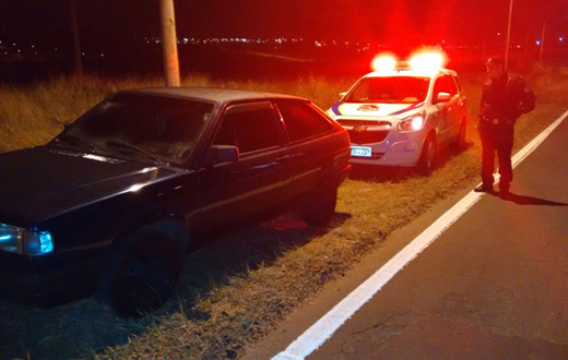 GCM localiza carro furtado em acostamento de rodovia