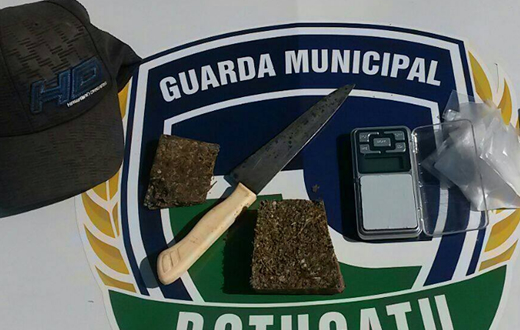 Marginal foge da GCM e abandona droga