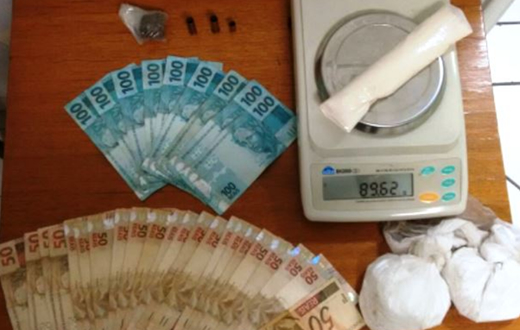 Homem preso por tráfico tenta subornar policiais