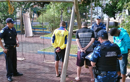GCM flagra jovens com maconha em praça pública‏