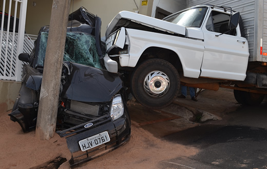 Caminhão sem freio danifica três carros no Boa Vista