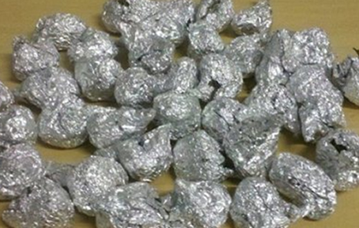 PM flagra tráfico de drogas em praça pública