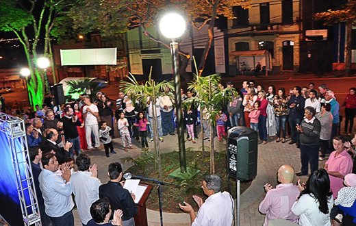 Praça Anita Garibaldi é entregue revitalizada