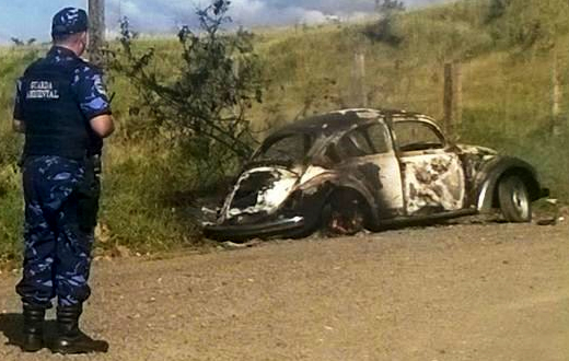 Carro VW Fusca pega fogo em estrada vicinal