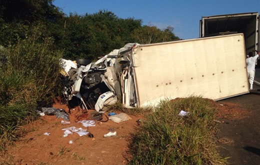 Colisão entre caminhões causa morte de jovem 20 anos