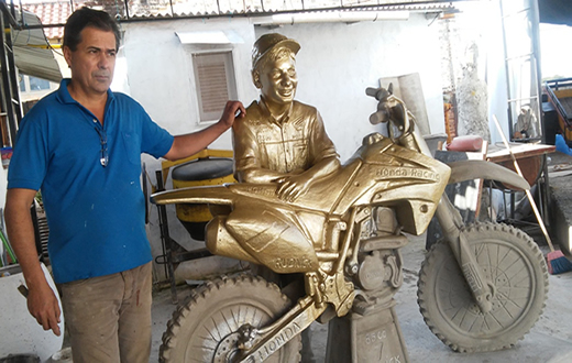 Motociclista que teve morte precoce vira estátua