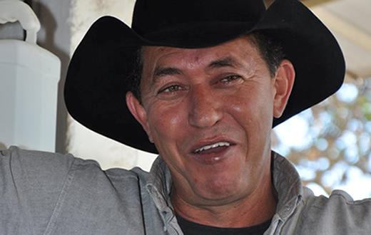 Zé Piranha é o mais conhecido  locutor de rodeio da região