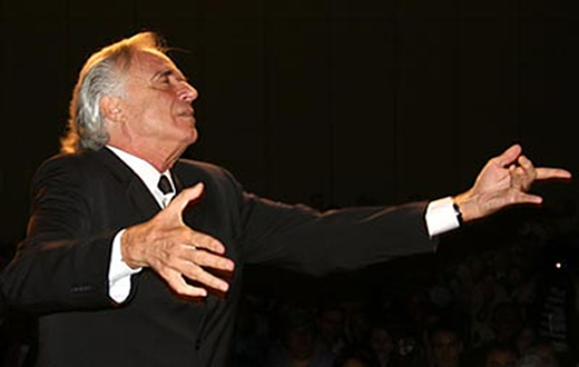 João Carlos Martins rege orquestra em Botucatu