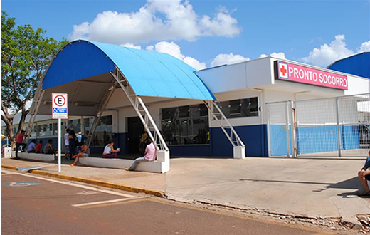 Homem enciumado espanca mulher em via pública