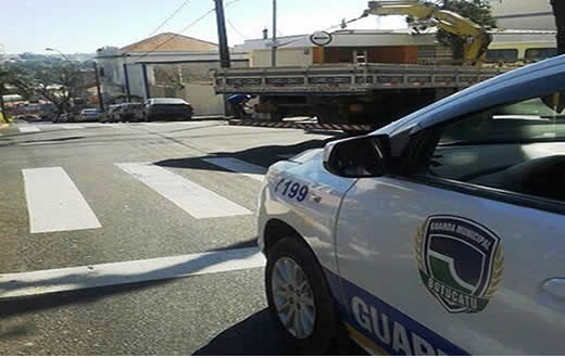 Caminhoneiro estoura poste de semáforo e foge