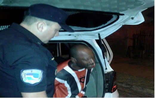 Homem estoura porta para incendiar casa de ex-mulher