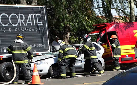 Acidente deixa condutor de Fiat preso nas ferragens