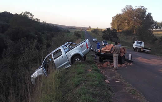 Semi-reboque impede caminhonete cair em ribanceira