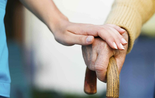 Curso aperfeiçoa e forma os cuidadores de idosos