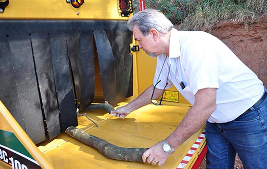 Máquina trituradora transforma problema em solução Máquina trituradora transforma problema em solução