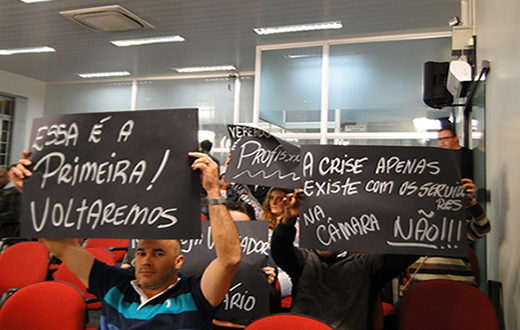 Câmara tem protesto contra salários dos vereadores