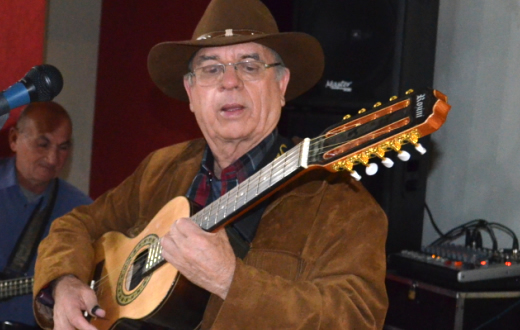 Violeiro Tavares mostra seu trabalho em toda região