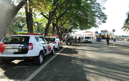 PM realiza blitz de trânsito na Praça do Paratodos